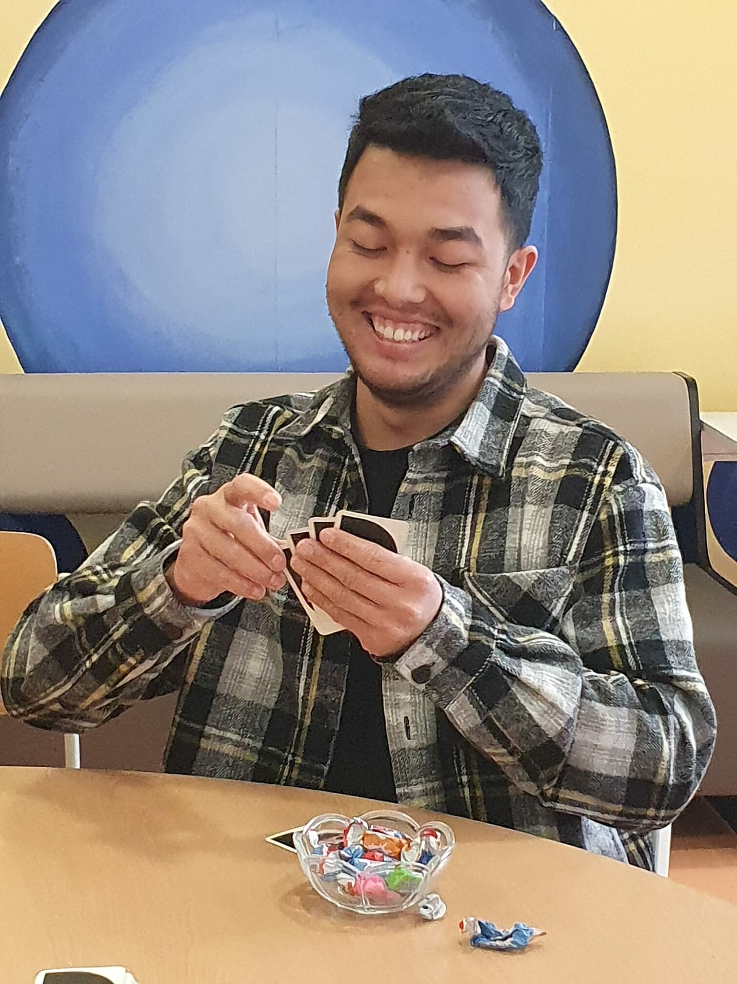 Schüler mit Handkarten beim Uno-Turnier
