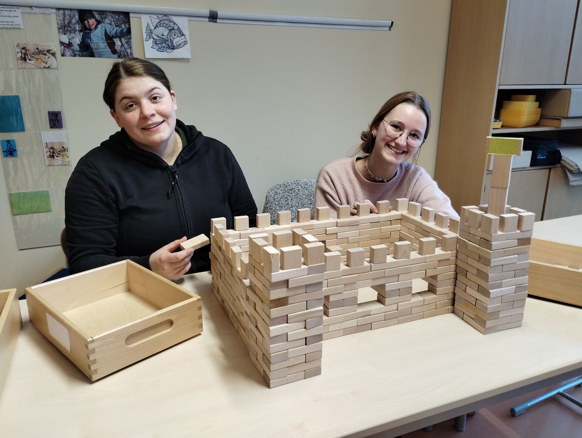 Zwei Schülerinnen bauen ein Schloss