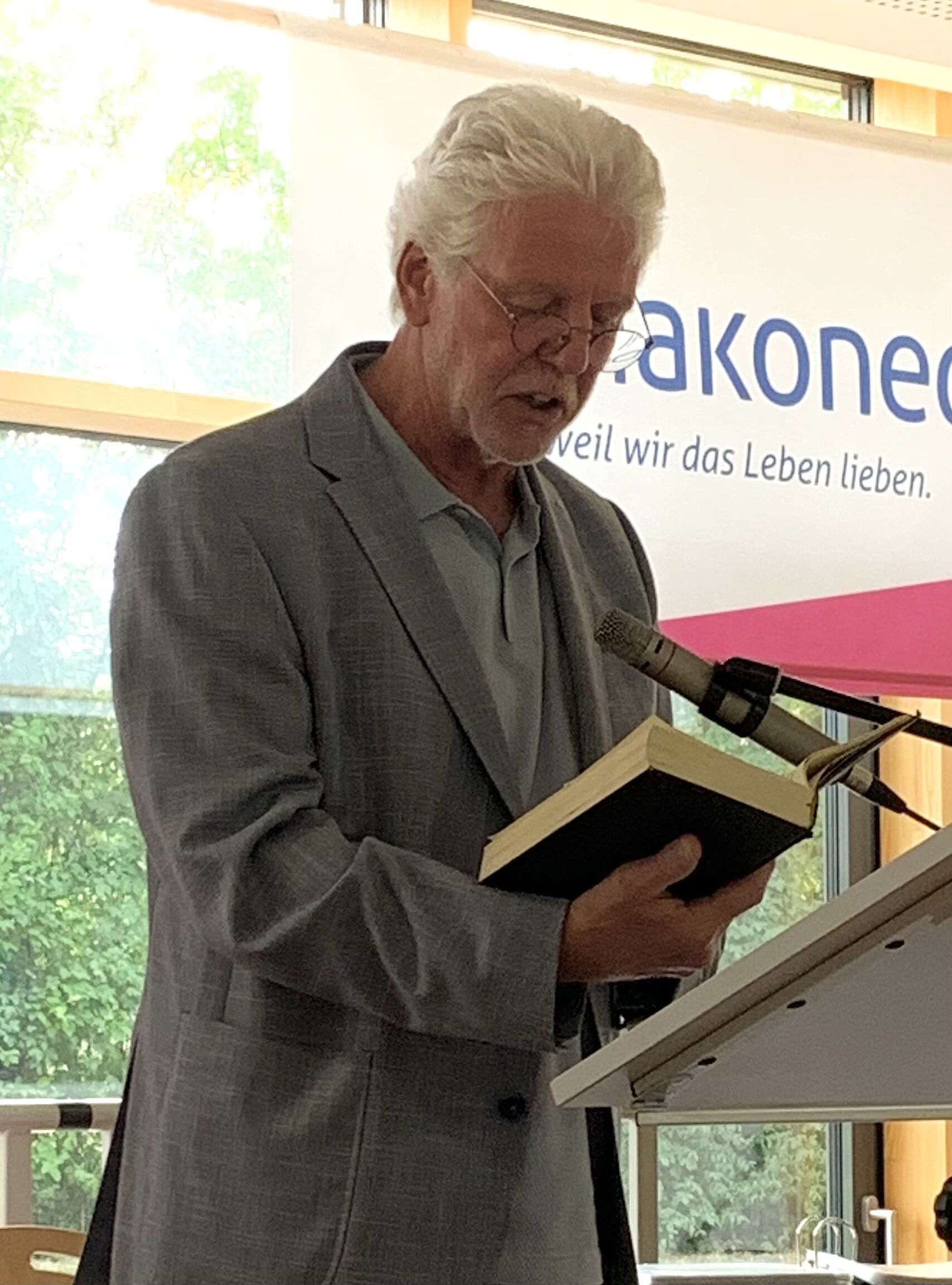 Pfarrer Achim Schäfer hält eine Rede