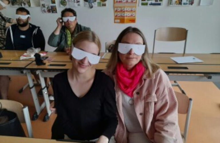Zwei Schülerinnen mit verbundenen Augen erfahren das Phänomen der Blindheit. 