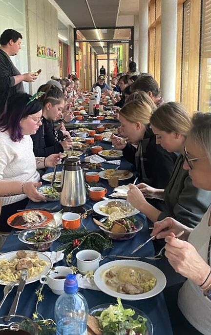 Schüler*innen an der langen Tafel