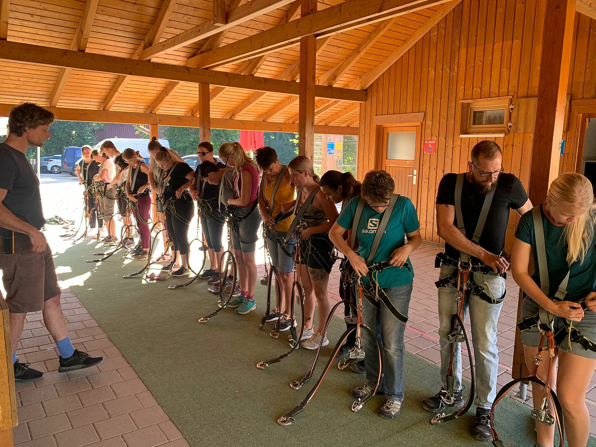 Schüler erhalten eine Einweisung im Kletterpark Pottenstein.