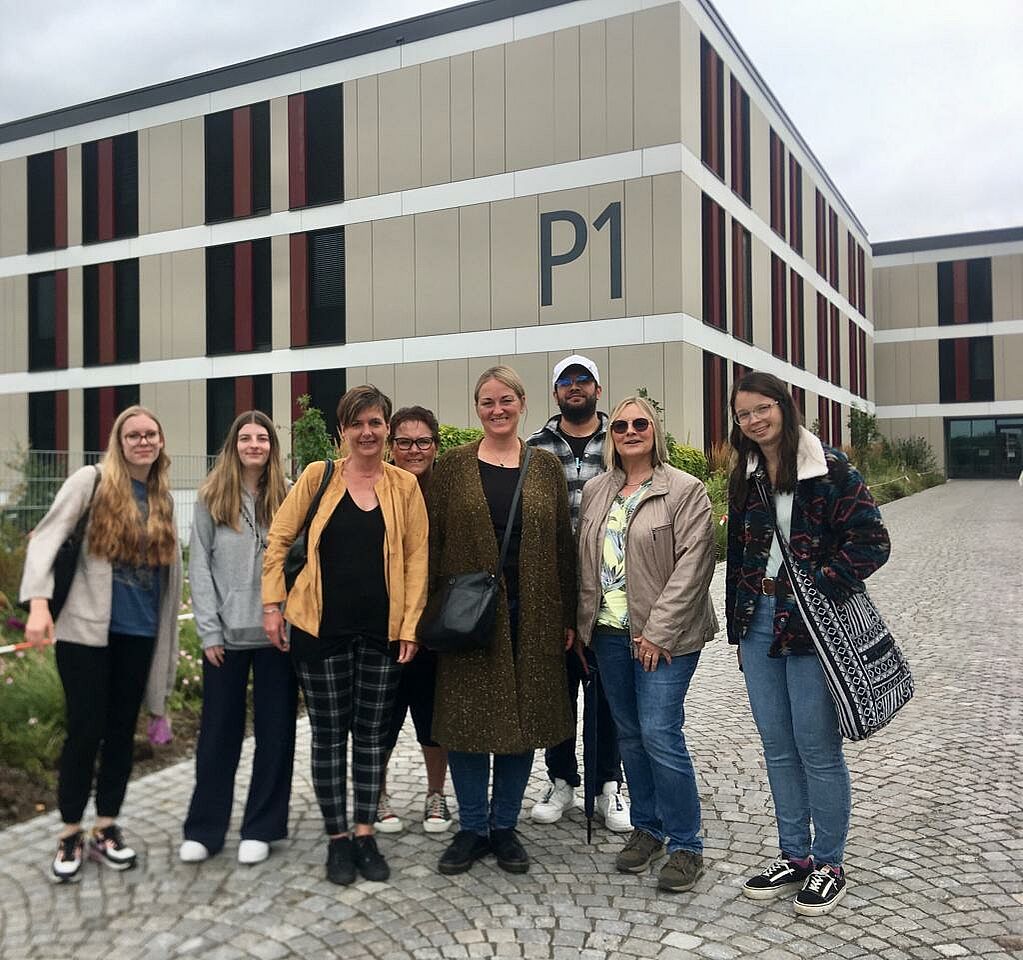 Schüler*innen der Fachschule für Heilerziehungspflege in Himmelkron vor einem Gebäude des Bayreuther BKH 