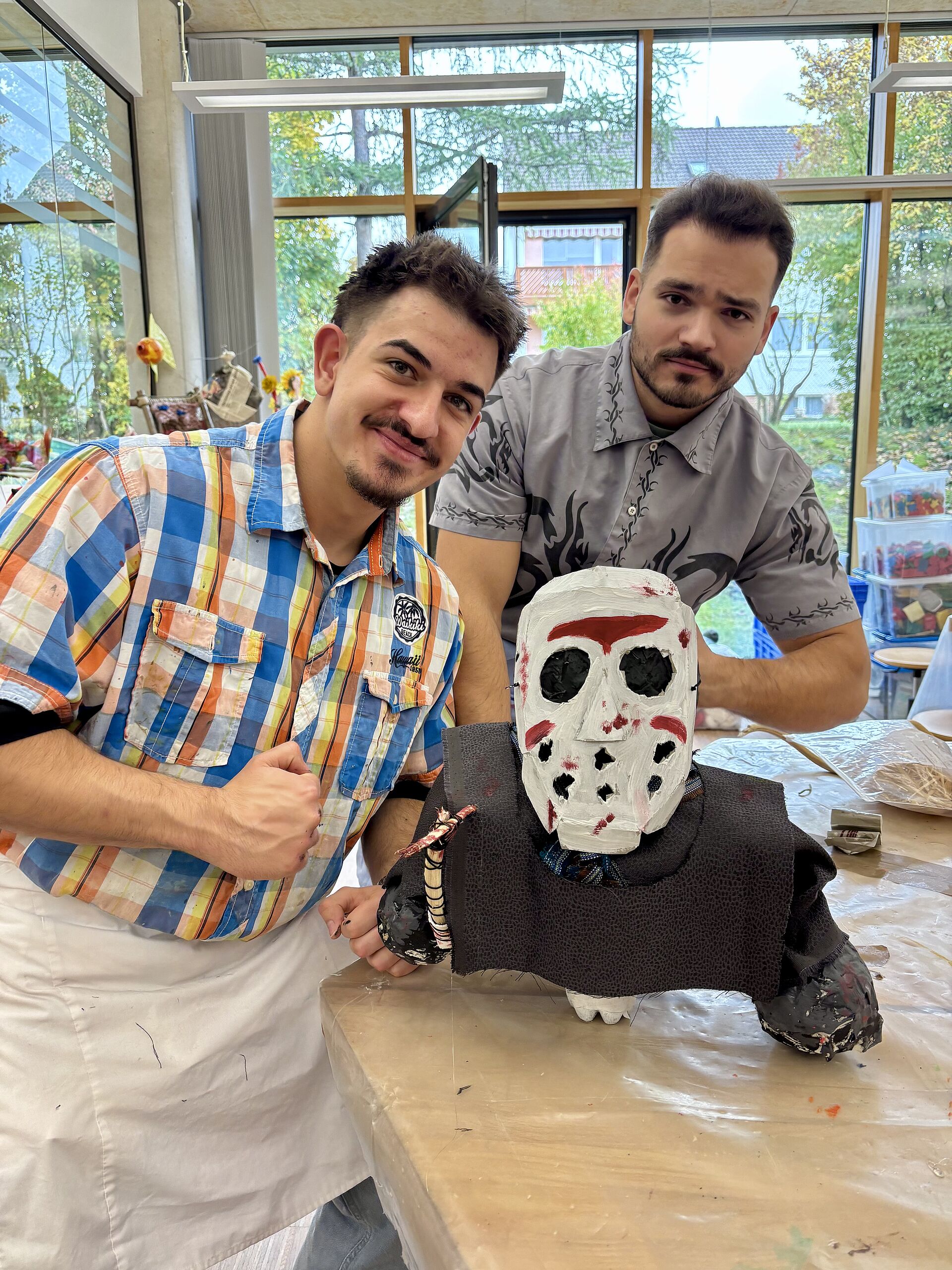 Zwei Schüler gestalten Monster aus Kleister und Papier