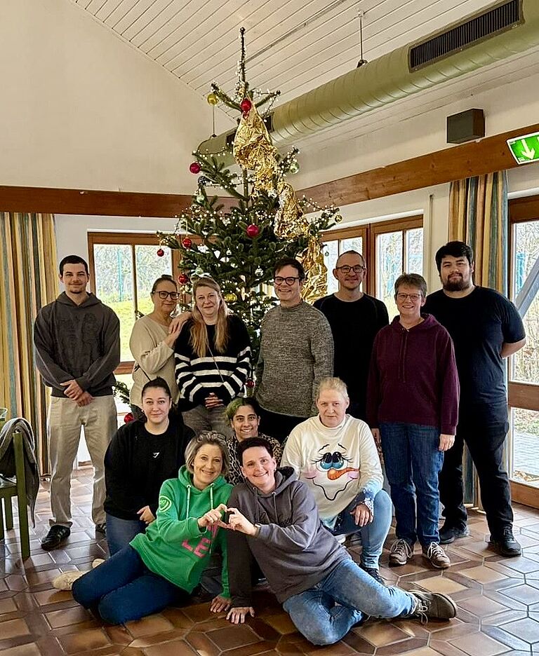 Schülerinnen unter dem Weihnachtsbaum