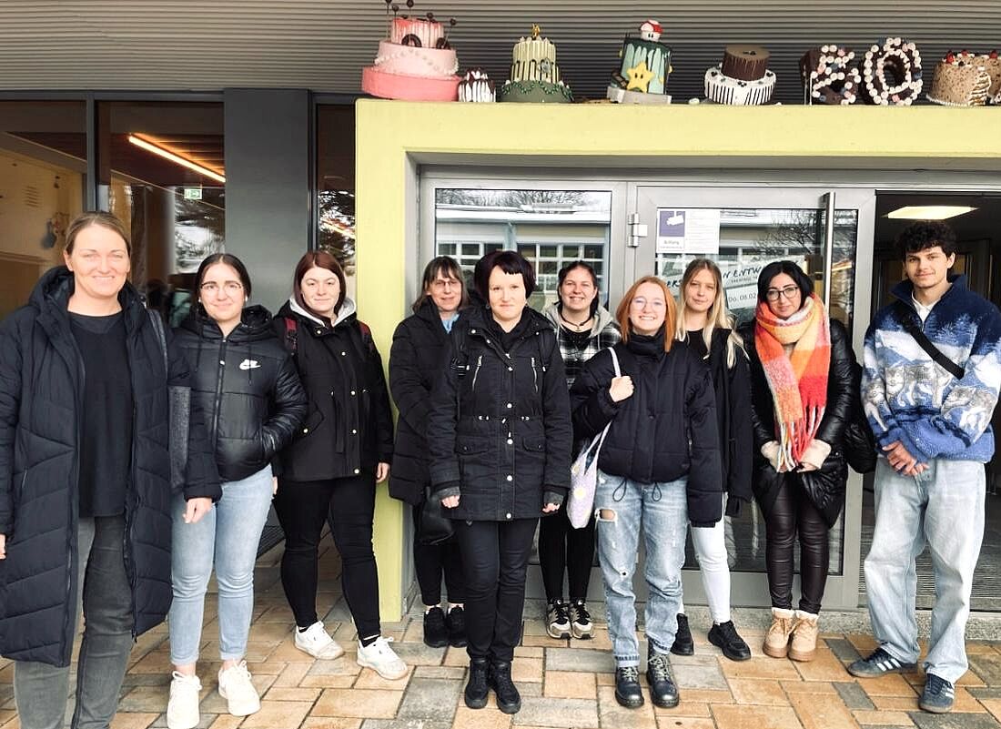 Schüler*innen vor dem Eingang der Fachakademie in Hof