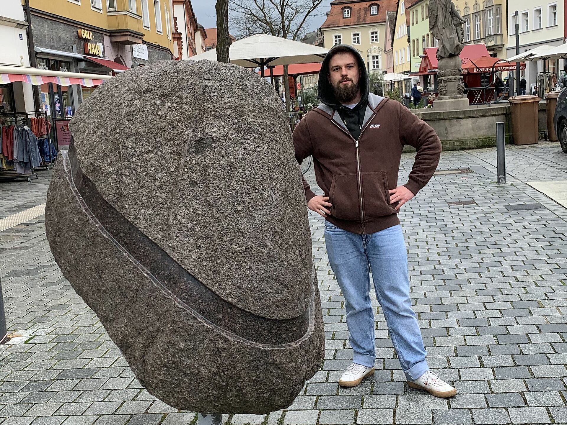 Schüler vor Objekt in Fußgängerzone