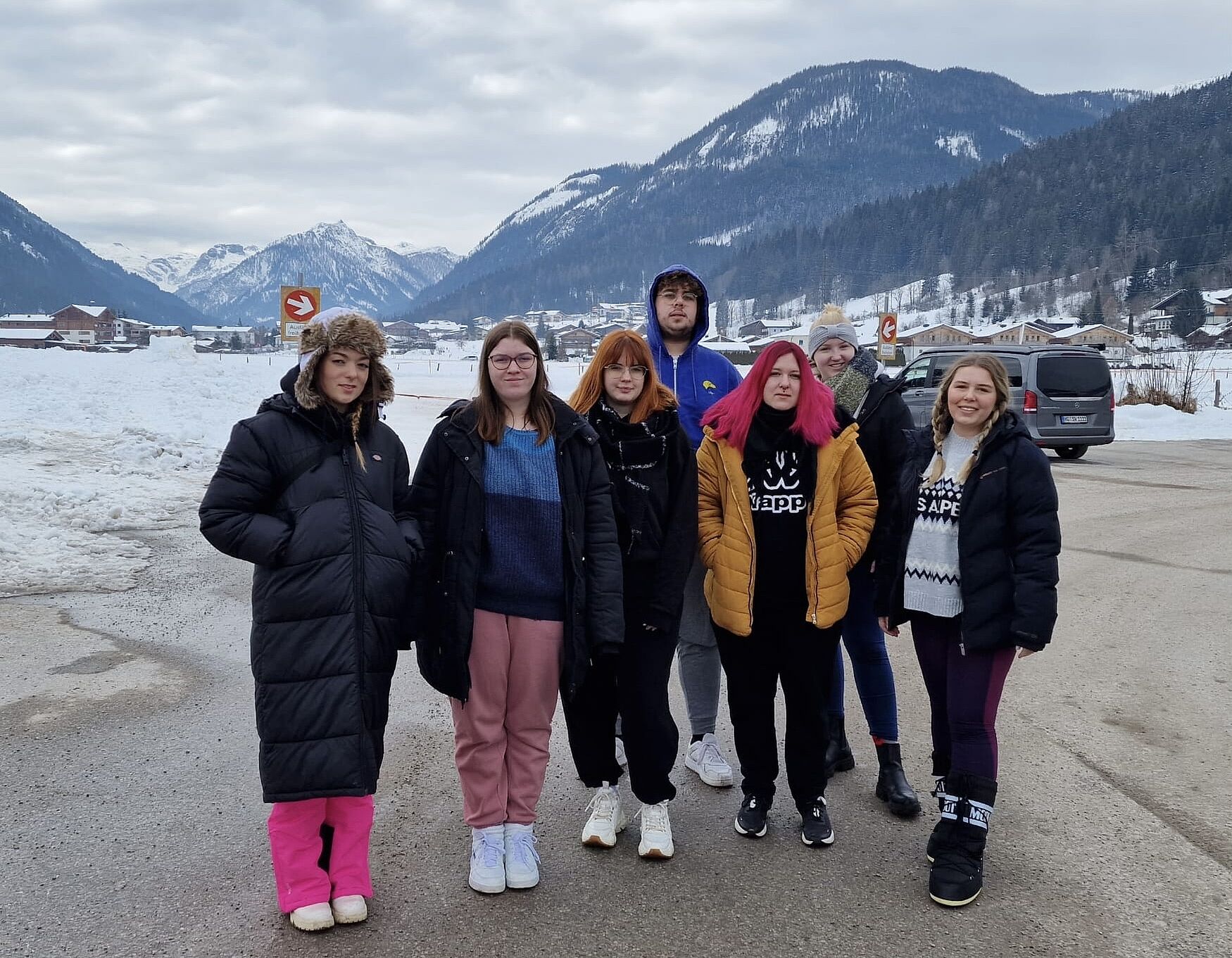 Schüler*innen vor Bergkulisse