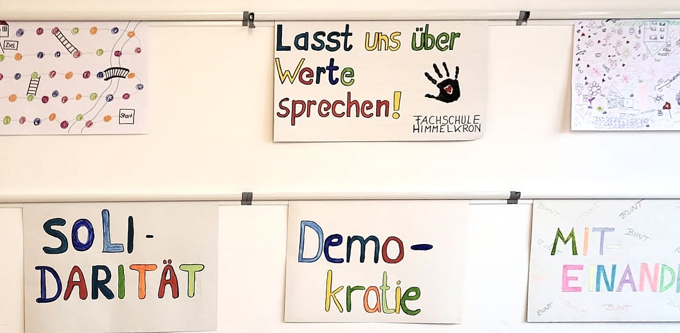 Plakate für Demo an der Wand