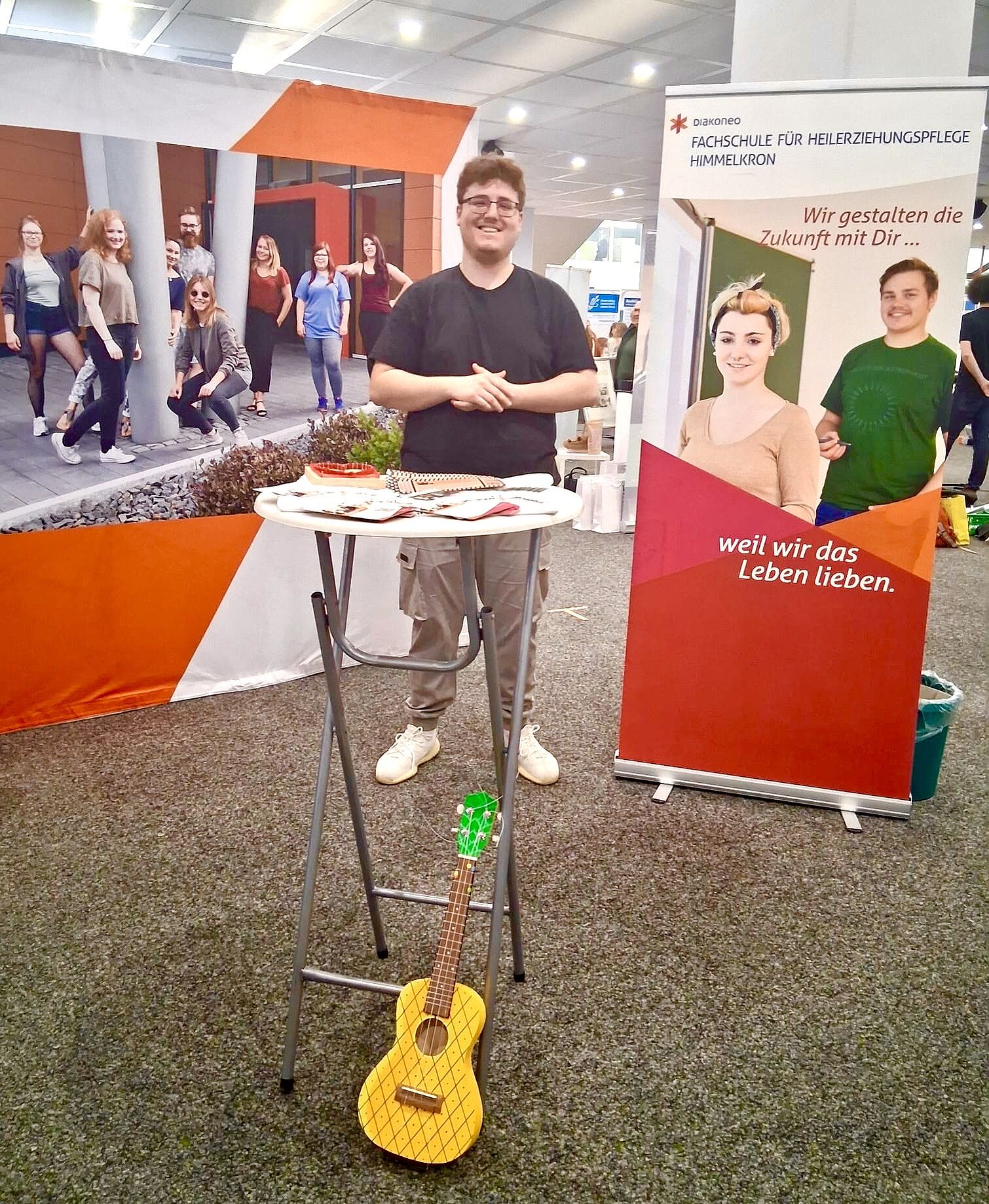 Schüler am Messestand
