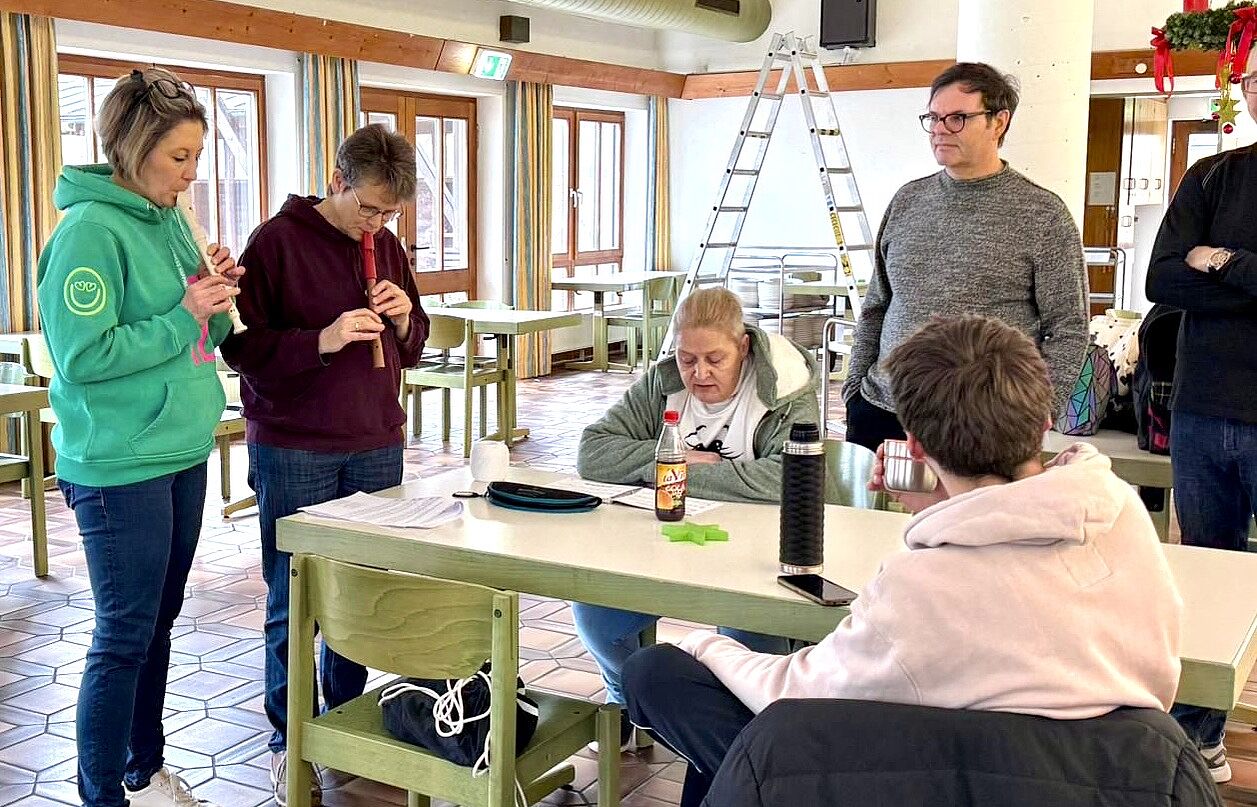 Schüler*innen beim BAsteln