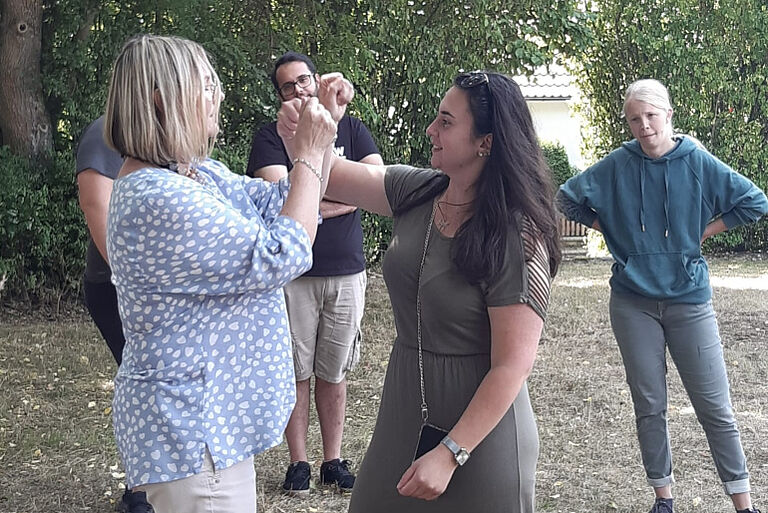 Frau Gleich mit  Schülern beim Training im Freien