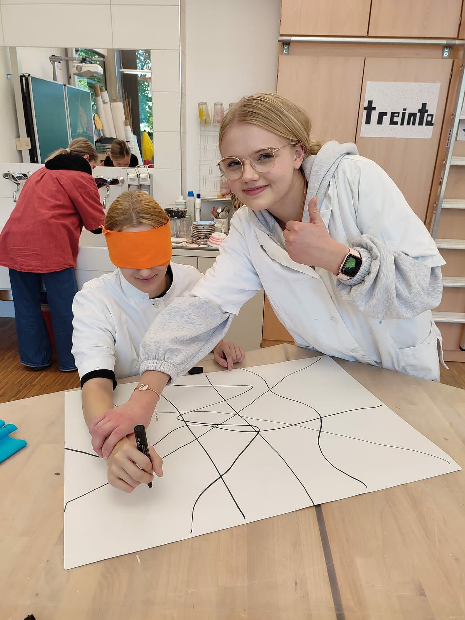 Schülerinnen der Fachschule für Heilerziehungspflege in Himmelkron malen mit verbundenen Augen 