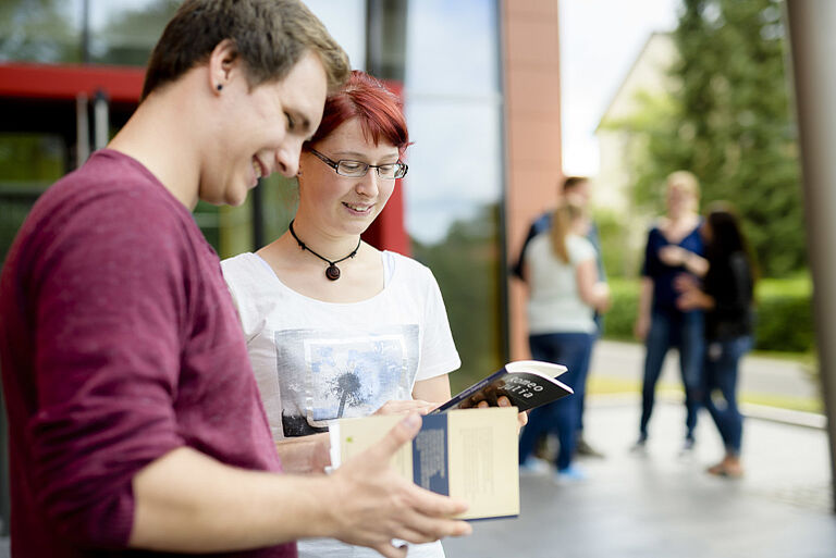 Zwei Schüler*innen vor der Fachschule 