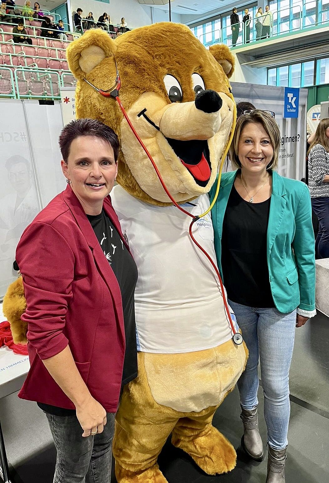 Zwei Frauen und ein Riesenplüschbär