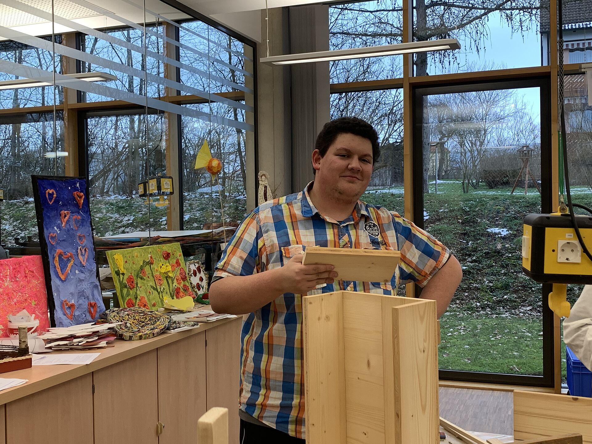 Schüler arbeitet mit Holz.