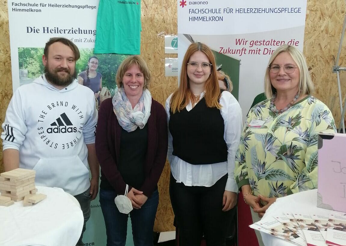 Schüle*innen und Lehrerin auf der Messe in Kronach