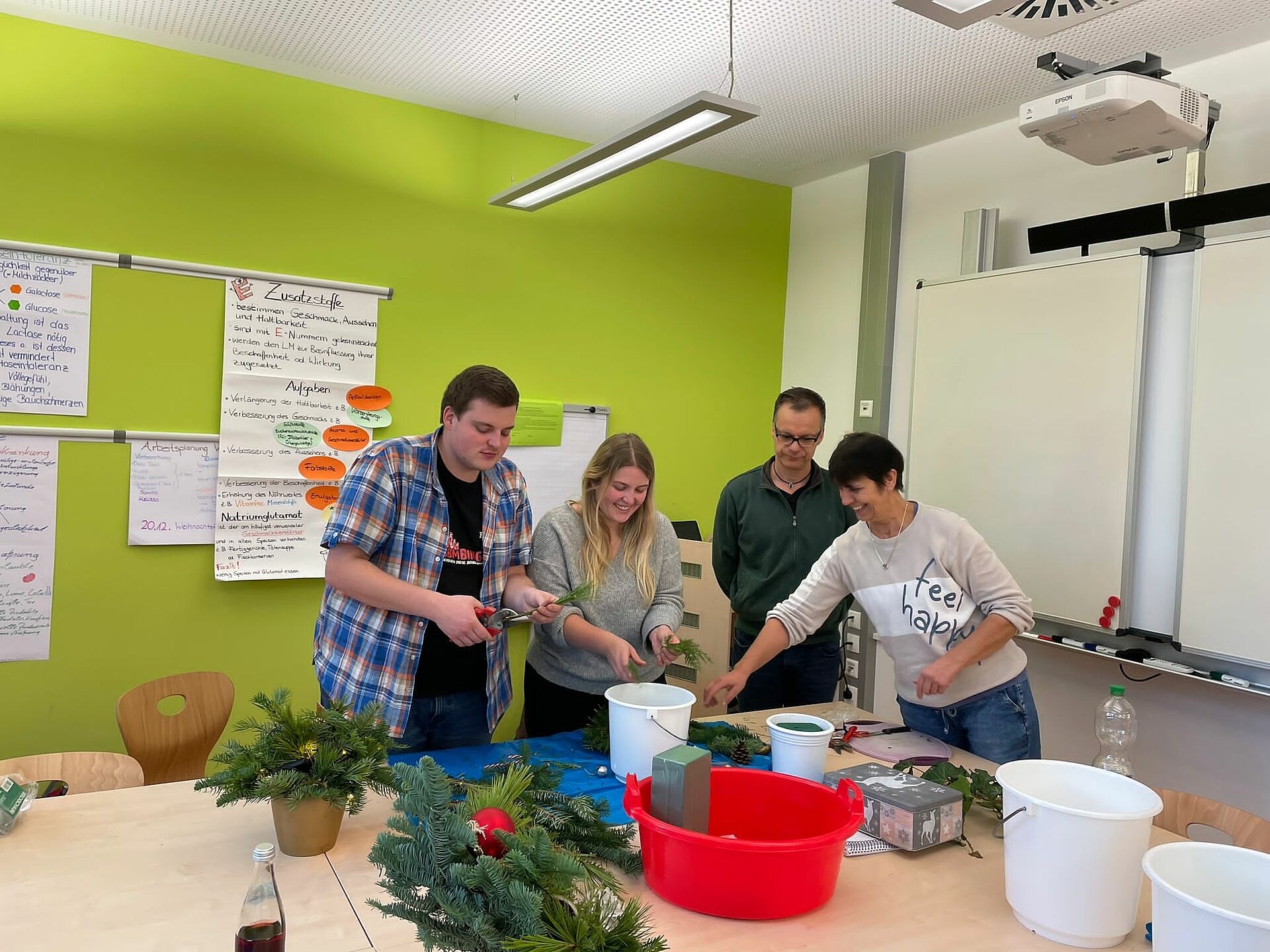 Schüler*innen gestalten ein Weihnachtsgesteck