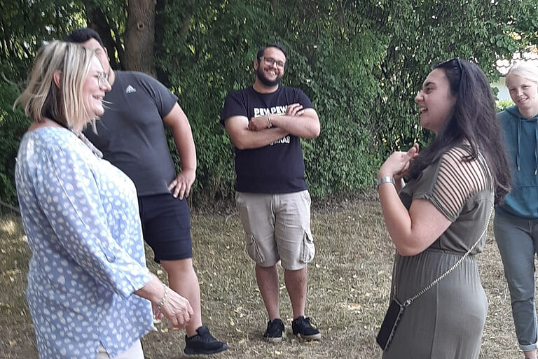 Frau Gleich mit  Schülern beim Training im Freien