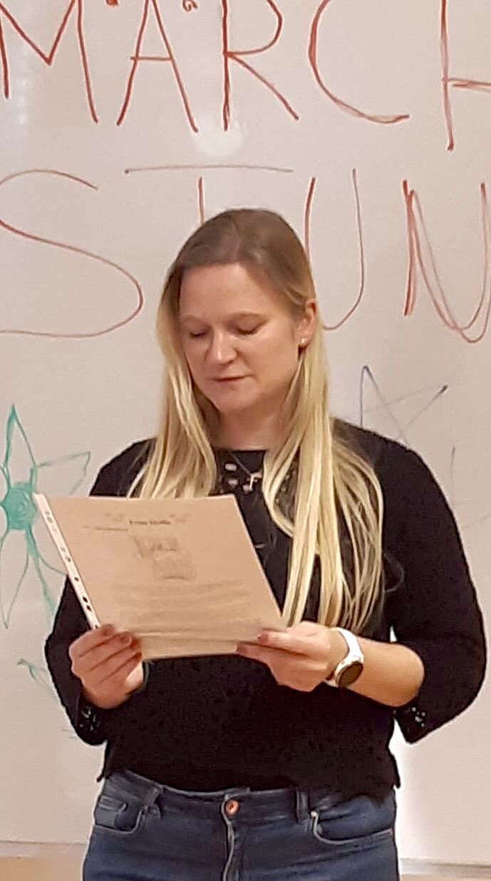 Schülerin liest Märchen vor