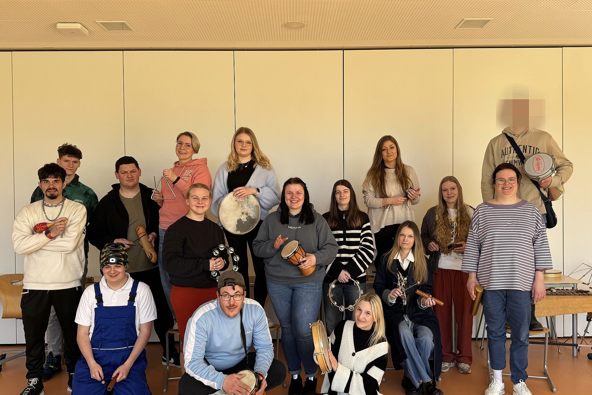 Gruppe von Schülern mit Musikinstrumenten