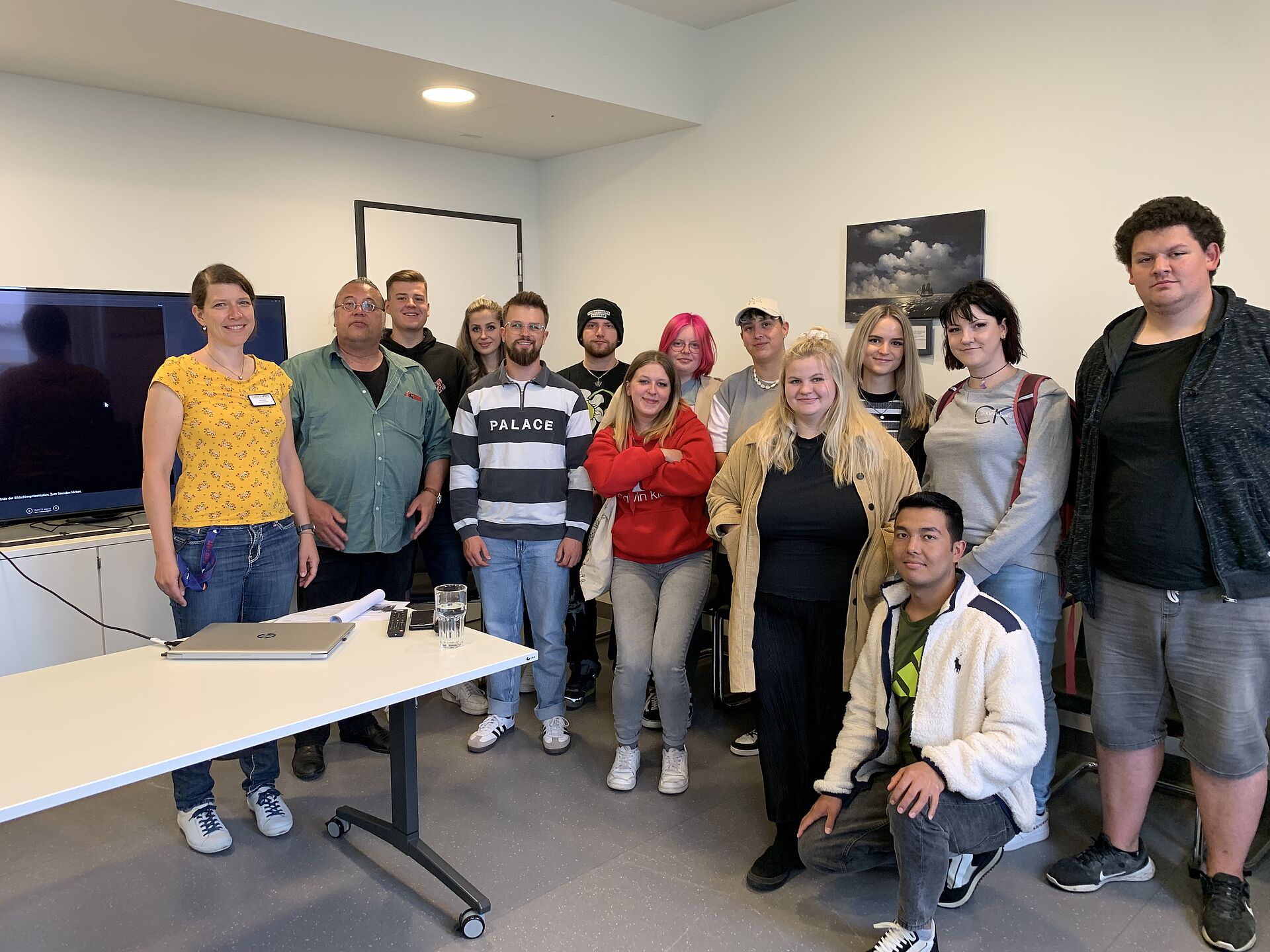 Gruppenbild mit Frau Kühn vom BKH und den Schüler*innen der Fachschule für Heilerziehungspflege Himmelkron 