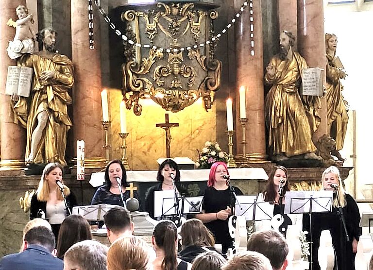 Fünf Schülerinnen singen beim Festgottesdienst