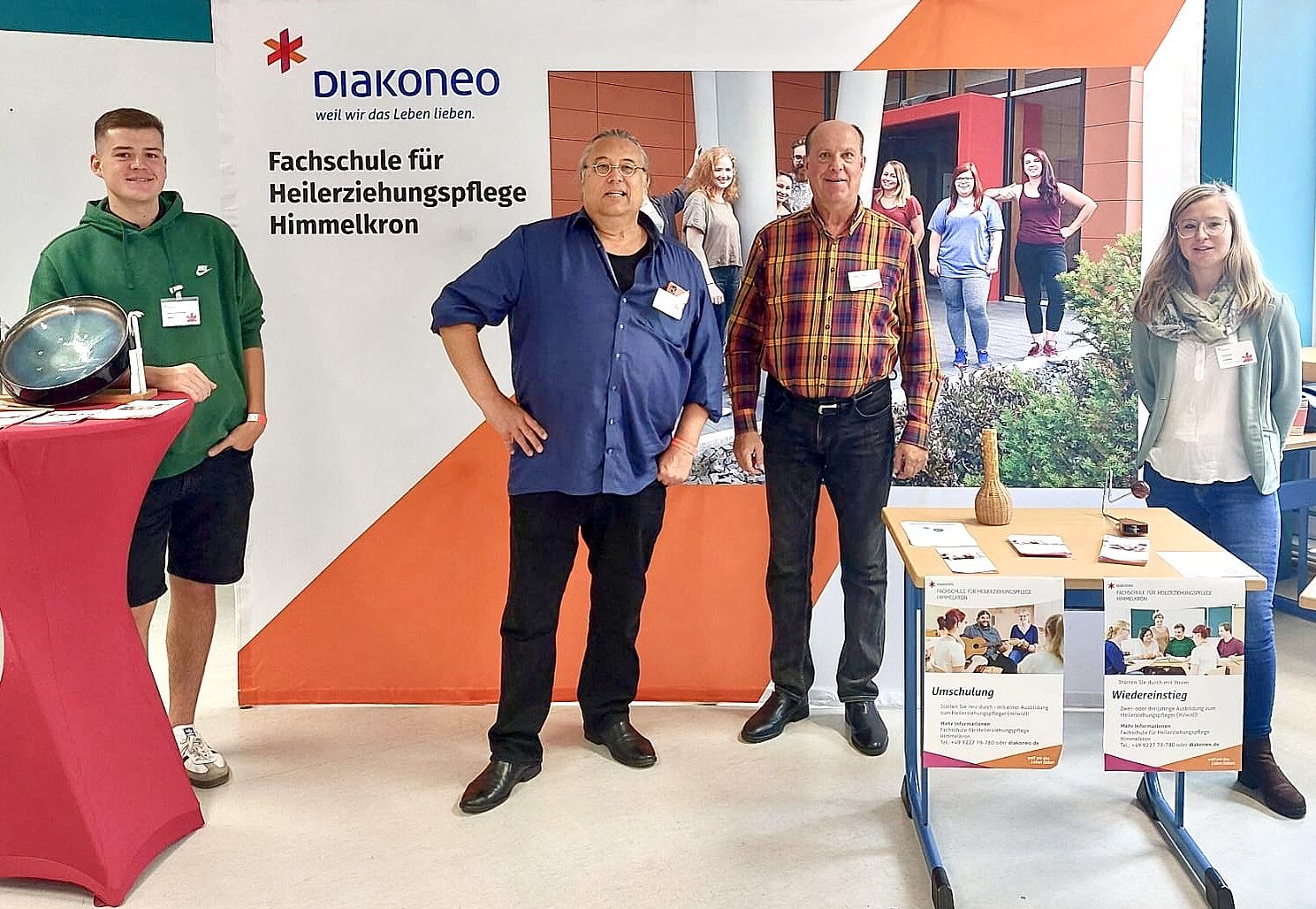 Personen an einem Messestand