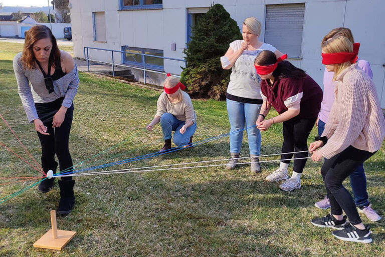 Gemeinschaftlicher Eiertanz und blindes Vertrauen.
