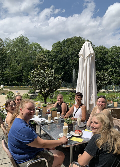 Schüler*innen des Hep1 beim Kaffee trinken in der Eremitage