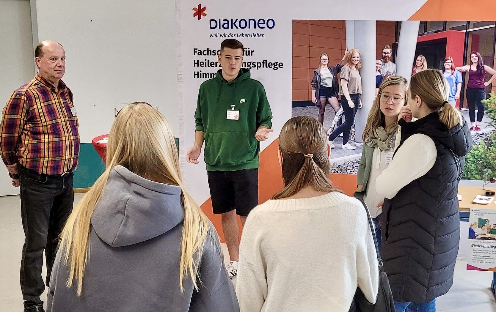 Schüler am Messestand