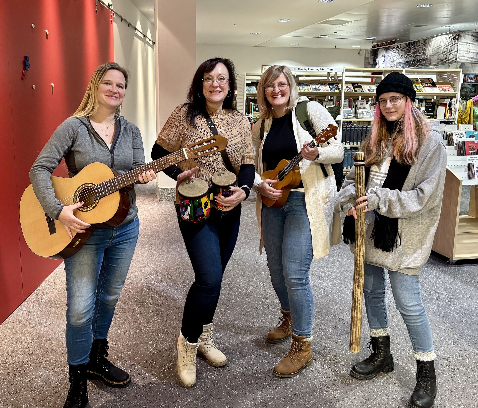 Schülerinnen spielen Musikinstrumentre