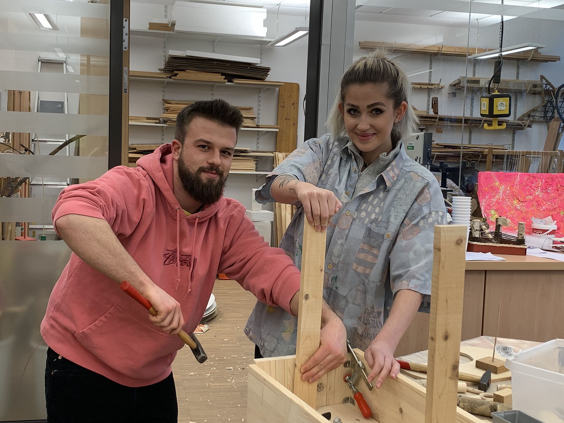 Schüler*innen arbeiten an einem Blumenkasten aus Holz.