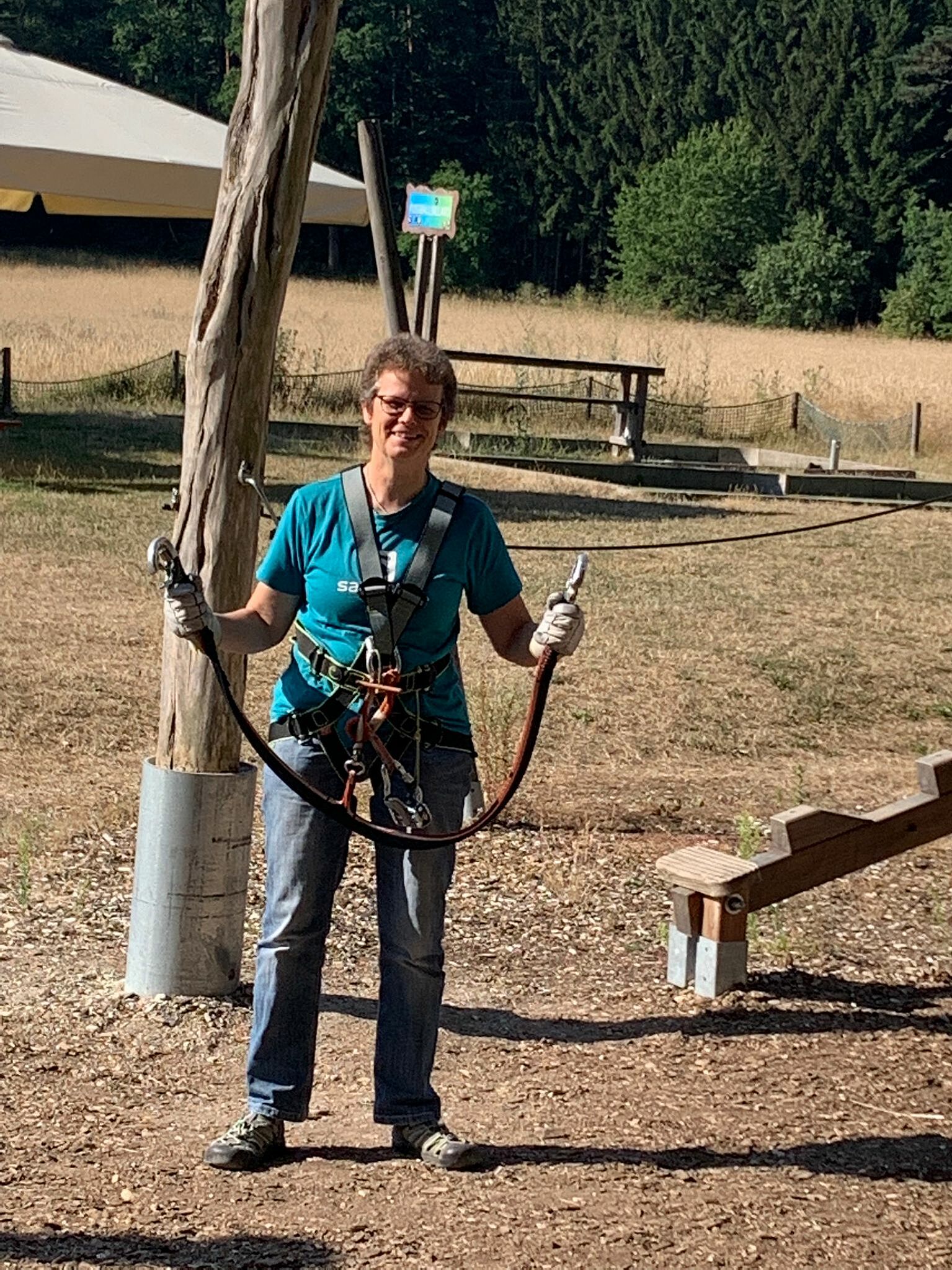 Frau Bublik von der Fachschule für Heilerziehungspflege Himmelkron steht im Kletterpark