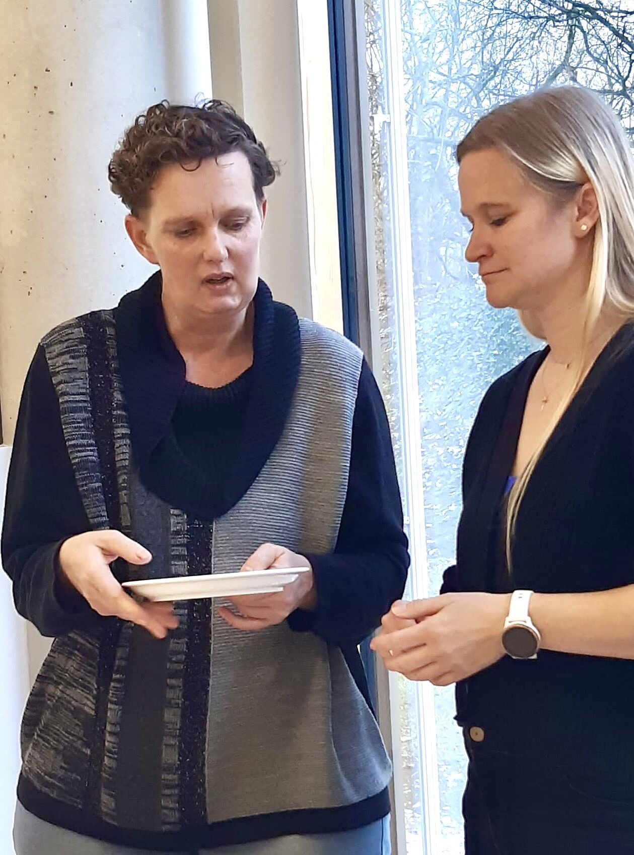 Zwei Schülerinnen tauschen sich aus