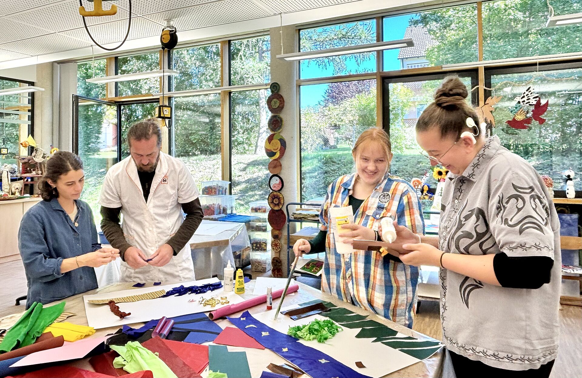 Schüler*innen arbeiten mit Papier