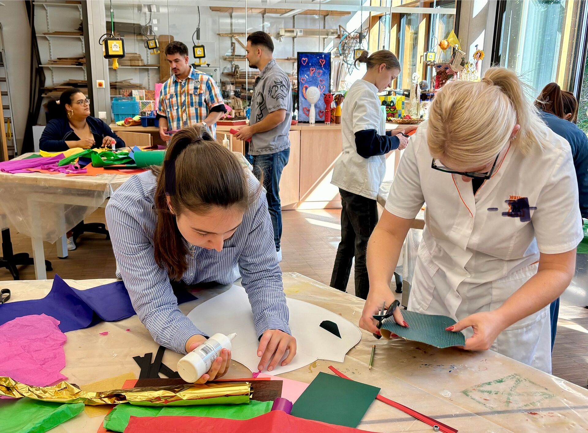 Schülerinnen arbeiten mit Papier