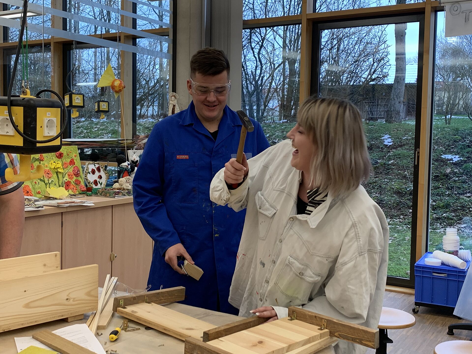 Schüler*innen arbeiten mit Holz