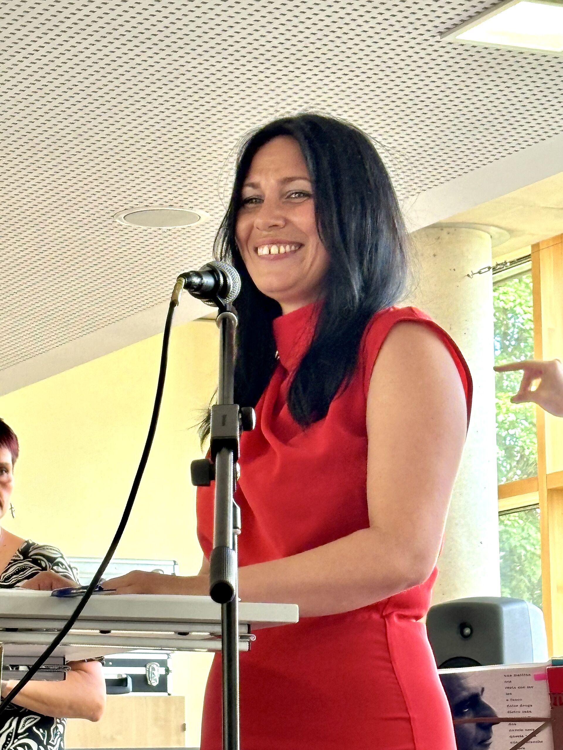 Frau Hofmann-Serbetci hält eine Rede