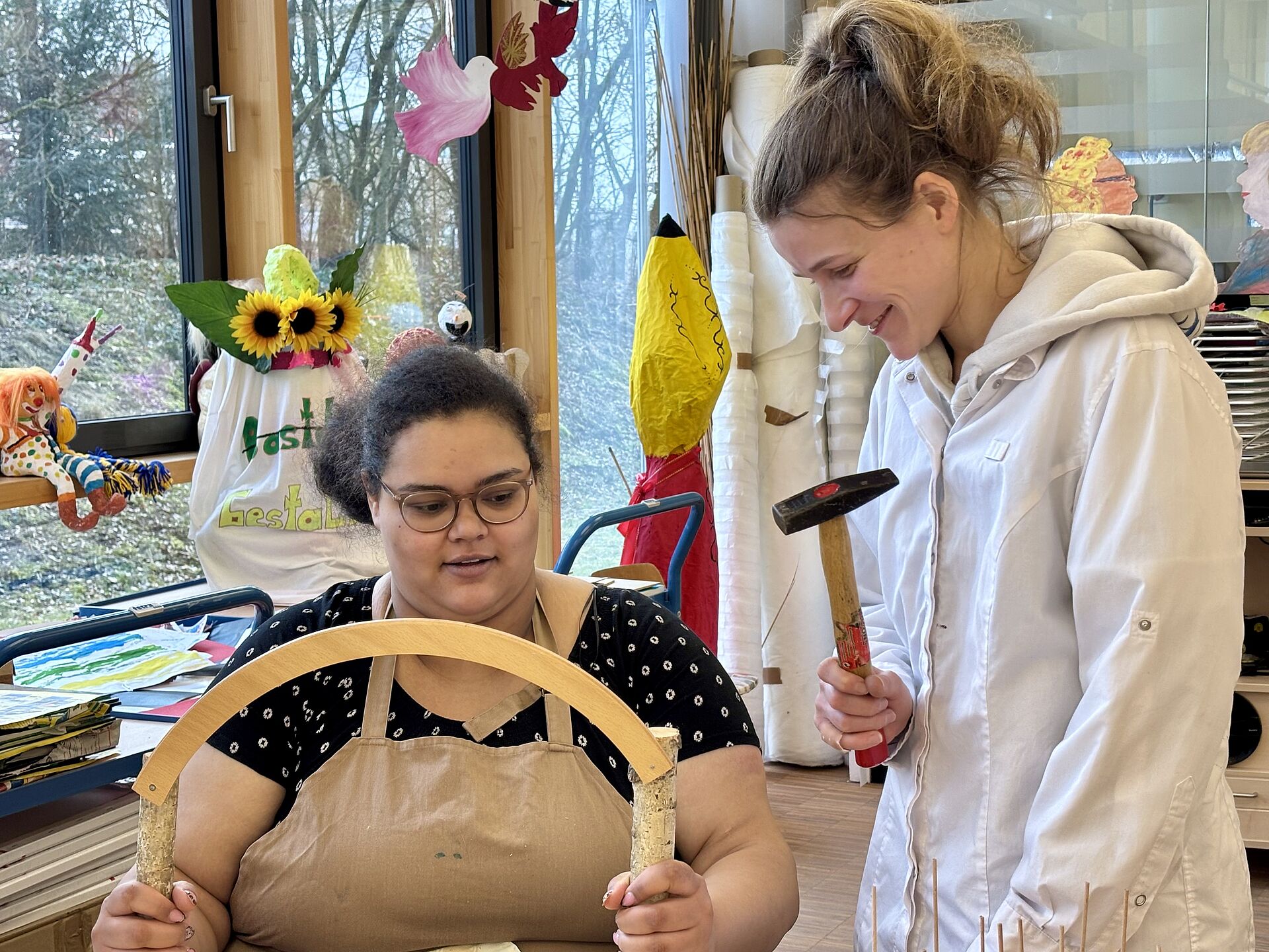 Zwei Frauen arbeiten mit Holz