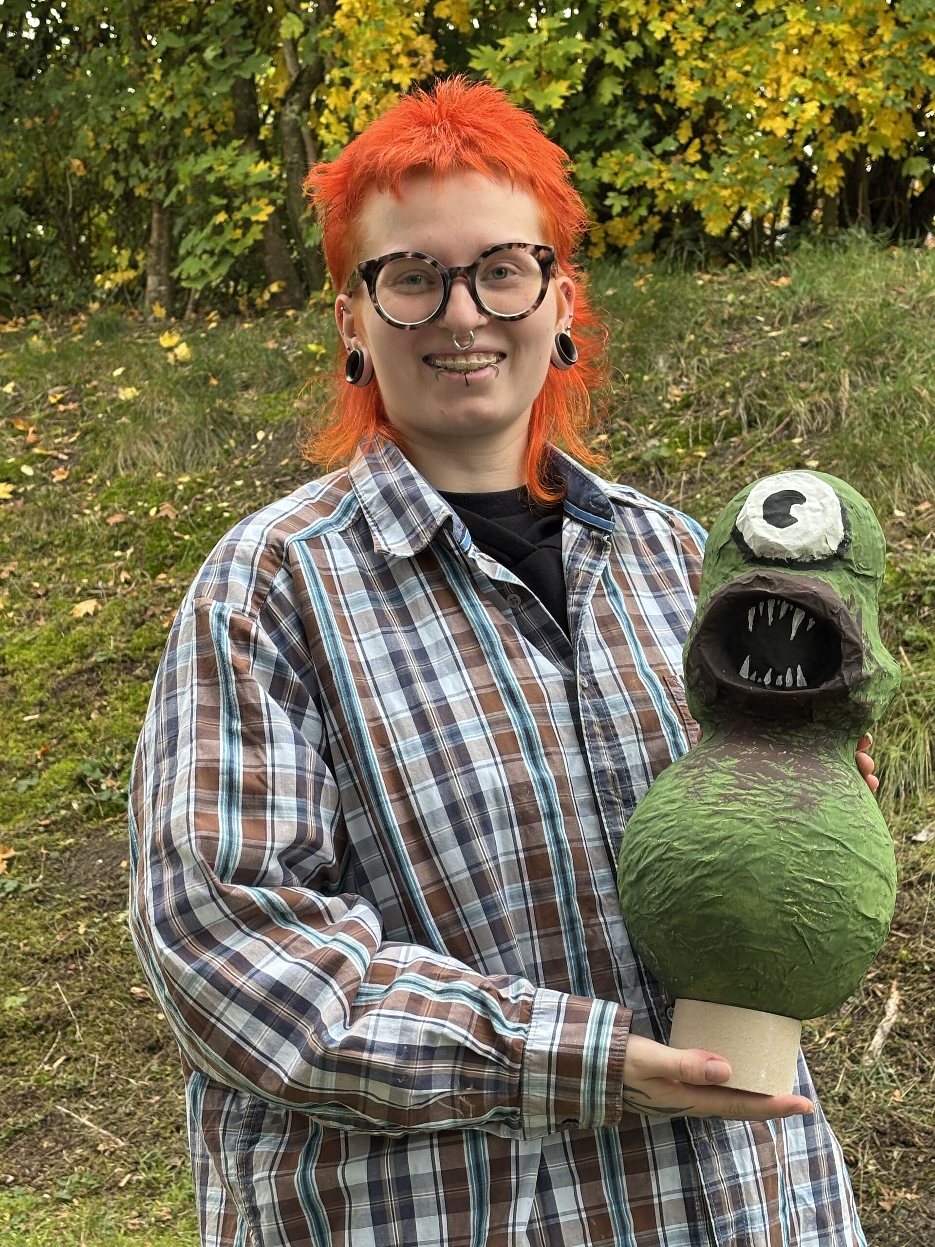 SChülerin mit Papp-Monster