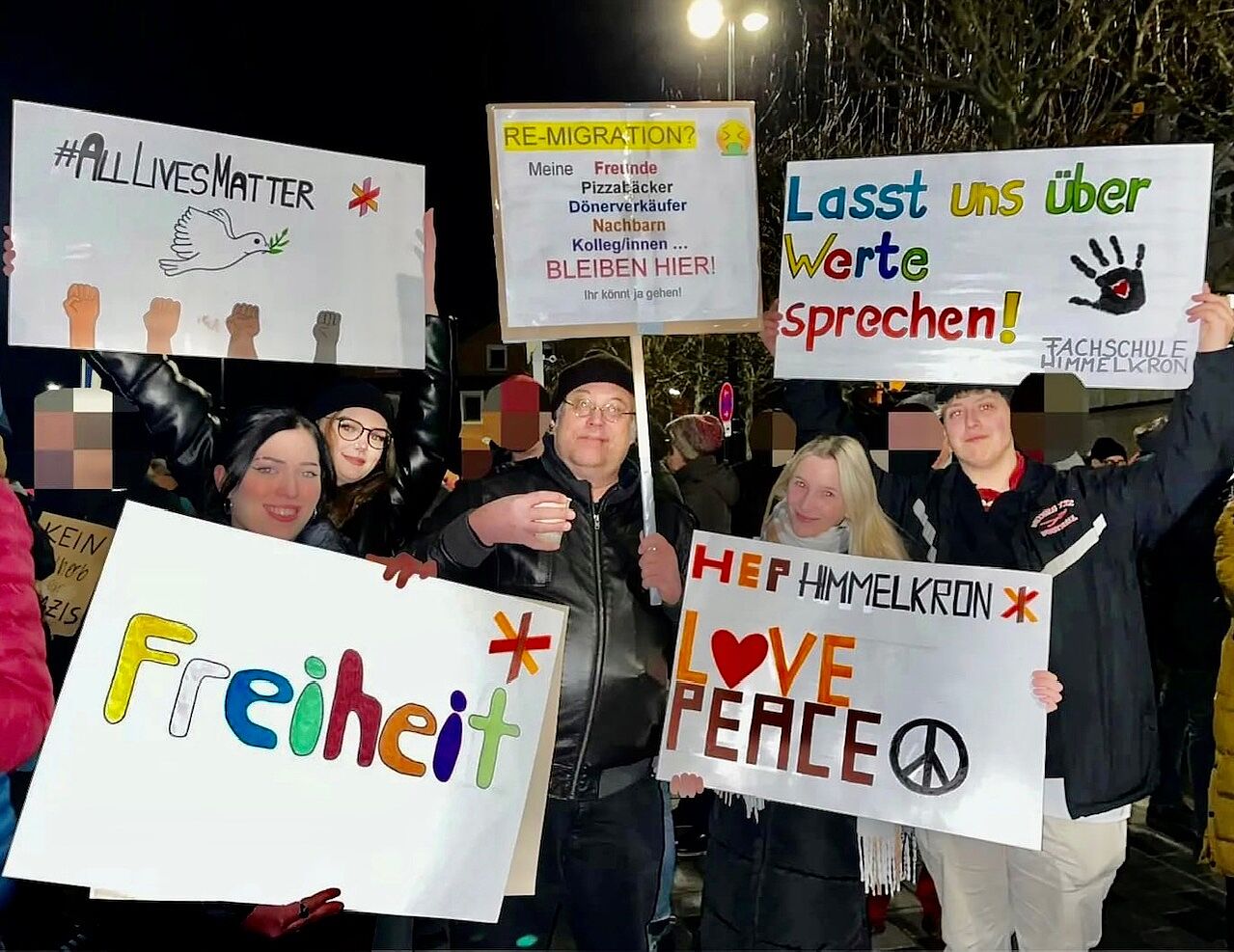 Schülergruppe mit Plakaten auf einer Demo