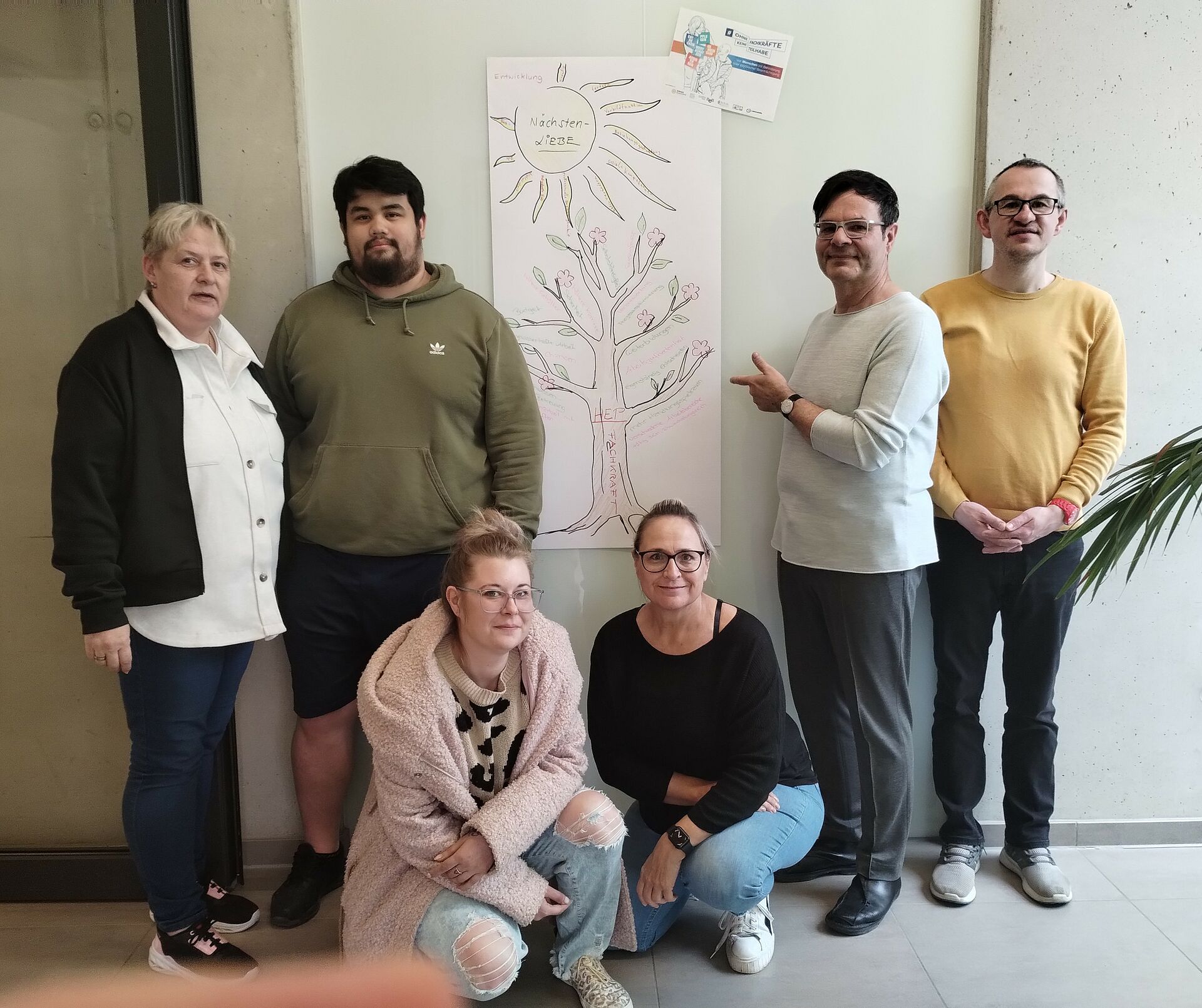 Schüler zeigen ein Plakat