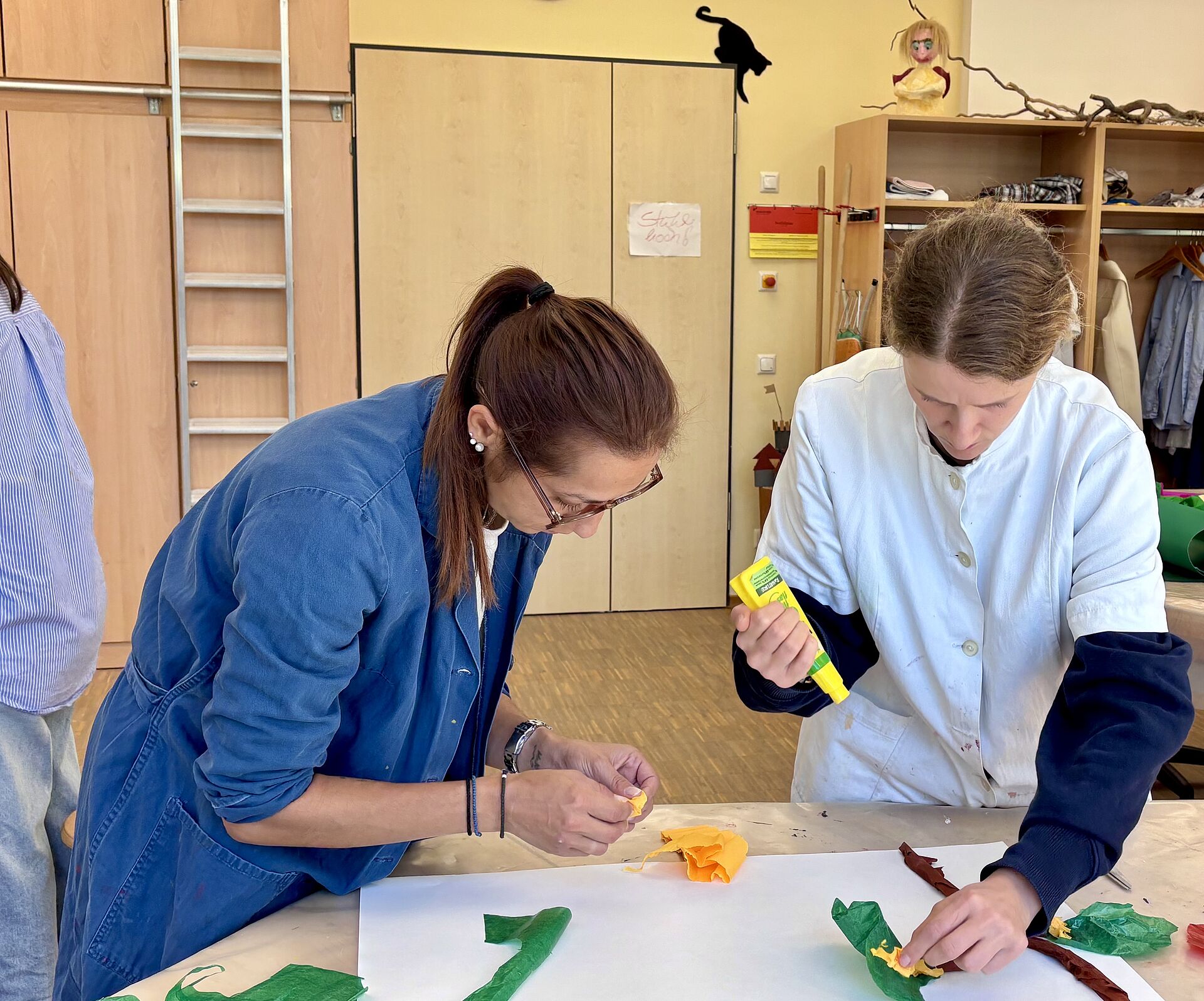 Schülerinnen arbeiten mit Papier