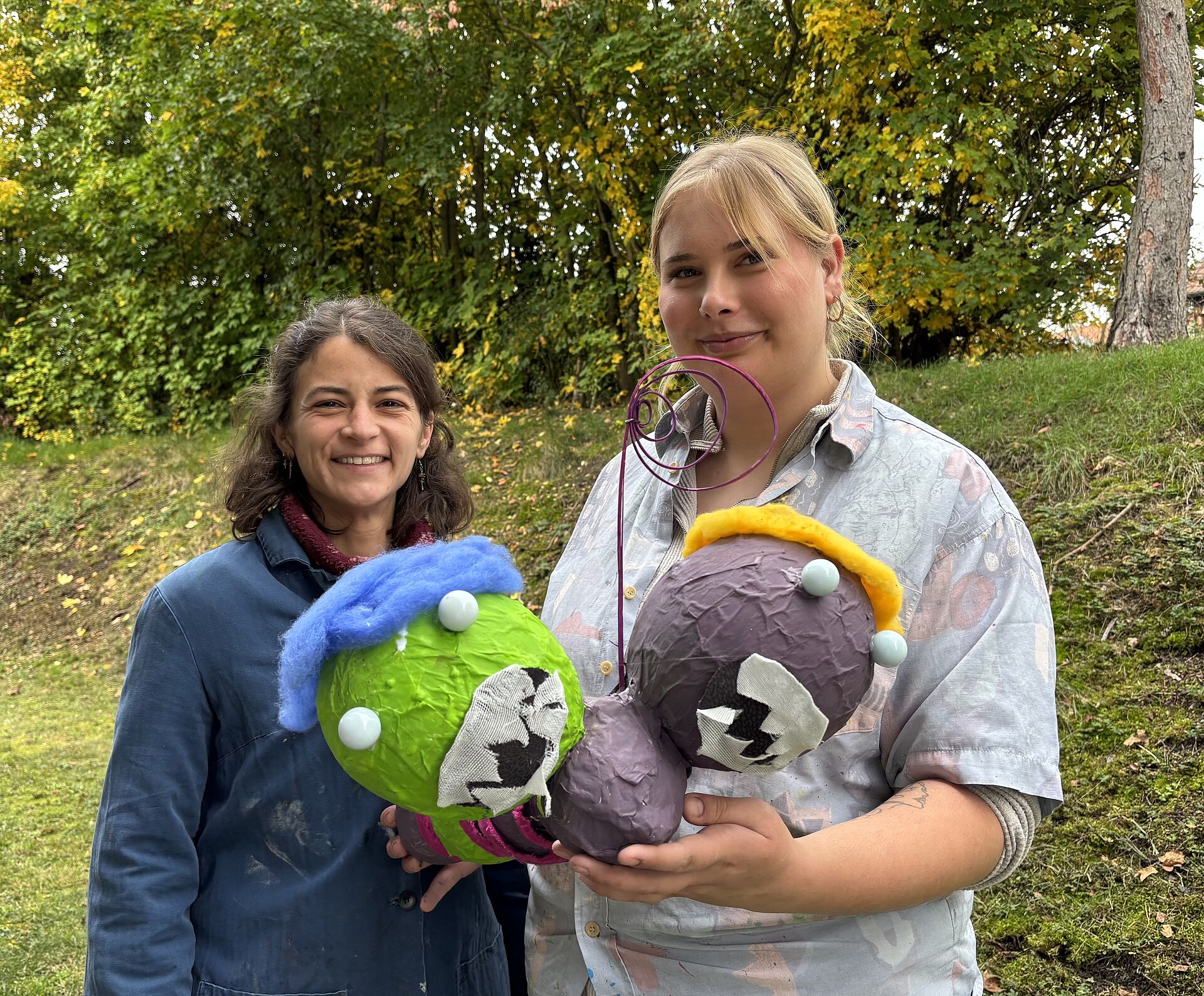 Zwei Schülerinnen gestalten Monster aus Kleister und Papier