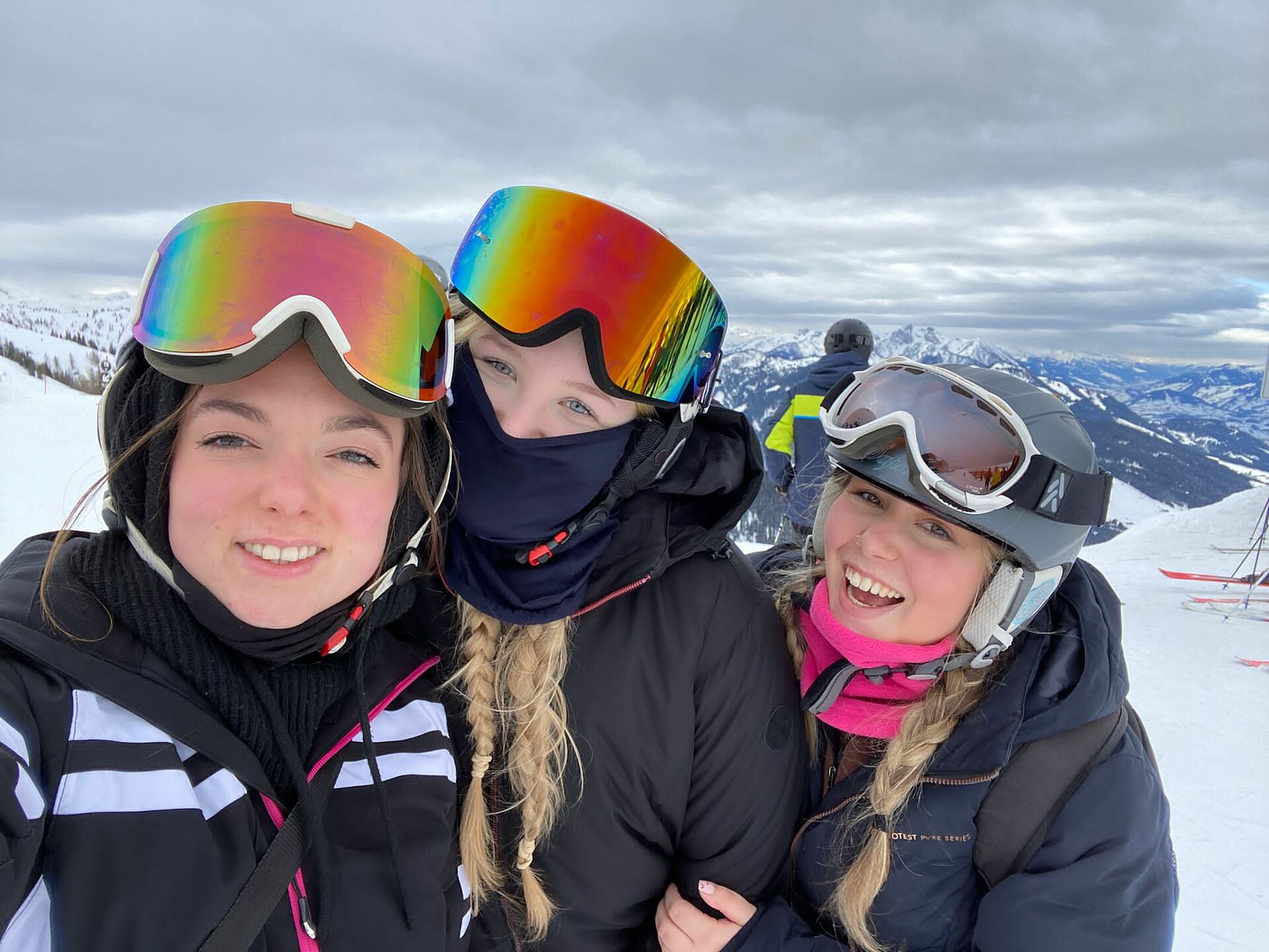 Skifahren macht die Schüler*innen heppi