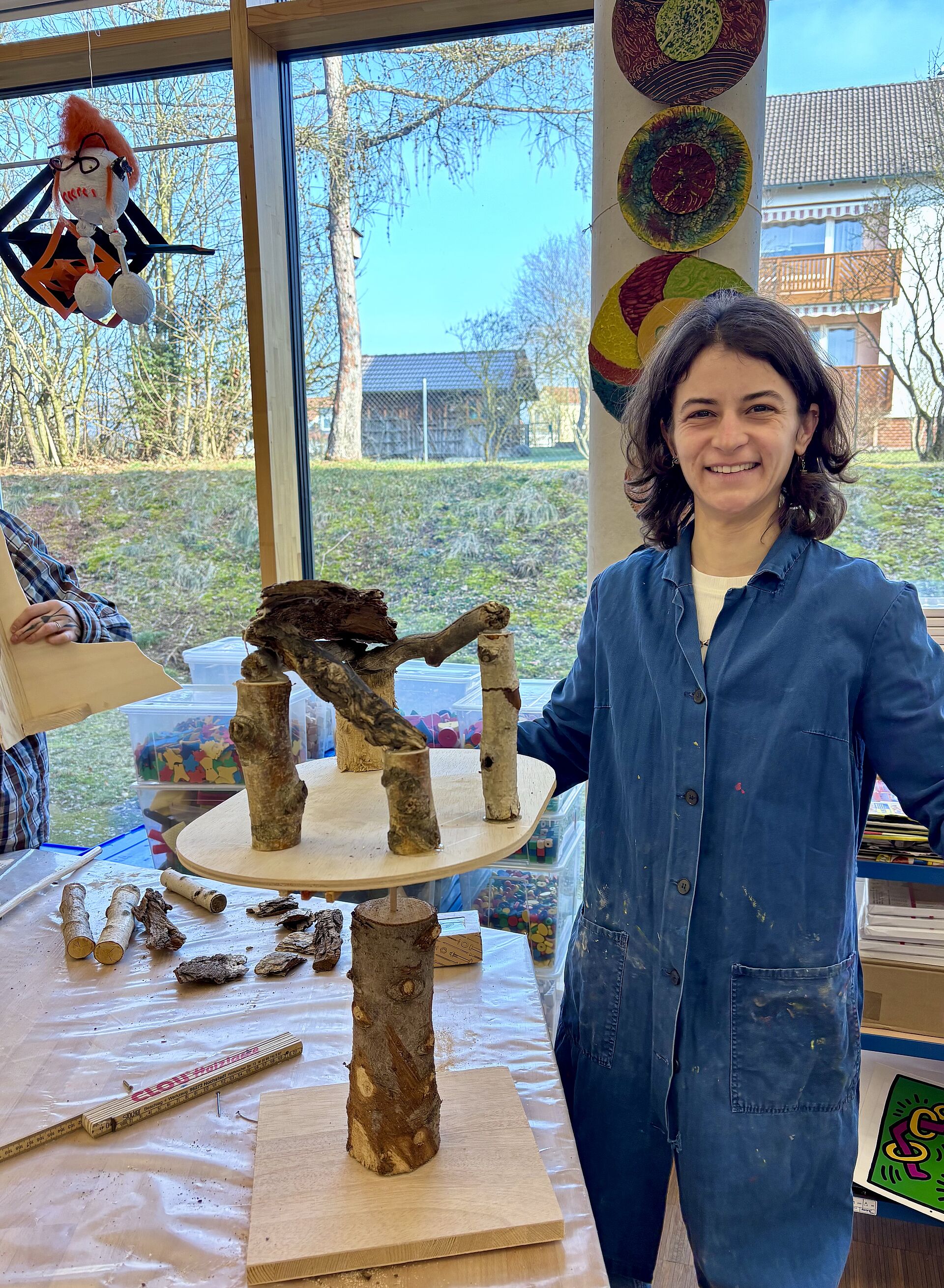 Schülerin mit Holzhaus