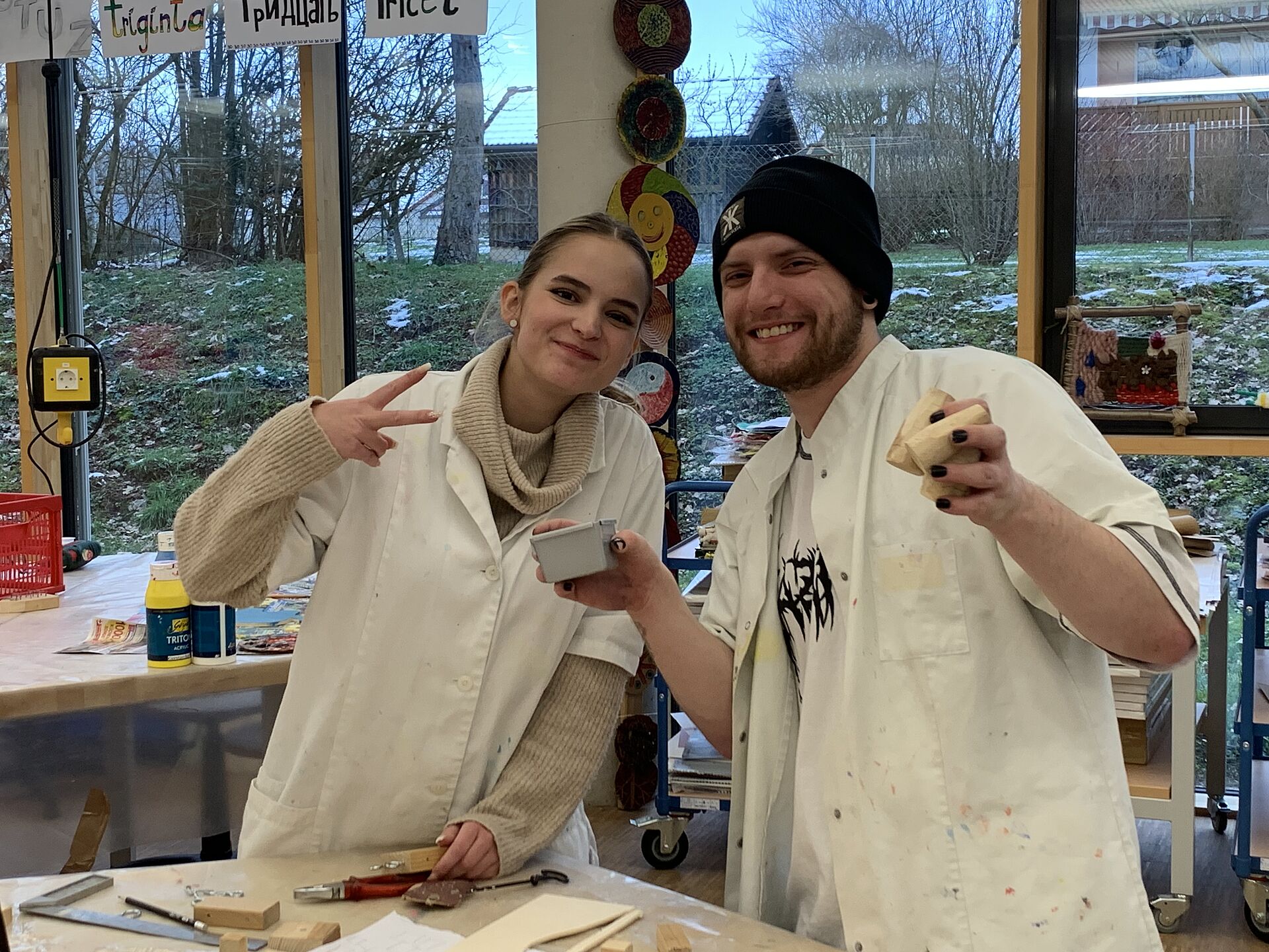 Schüler*innen arbeiten mit Holz