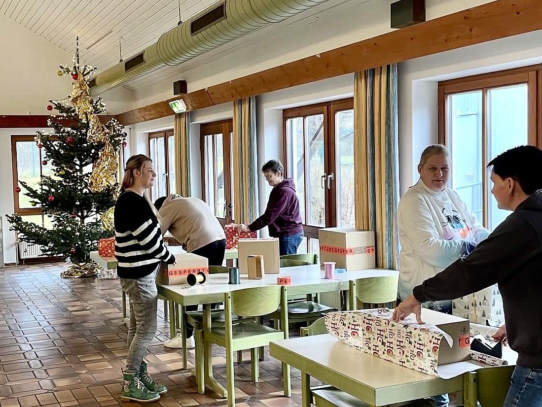 Schüler*innen und Lehrerinnen beim Geschenkepacken