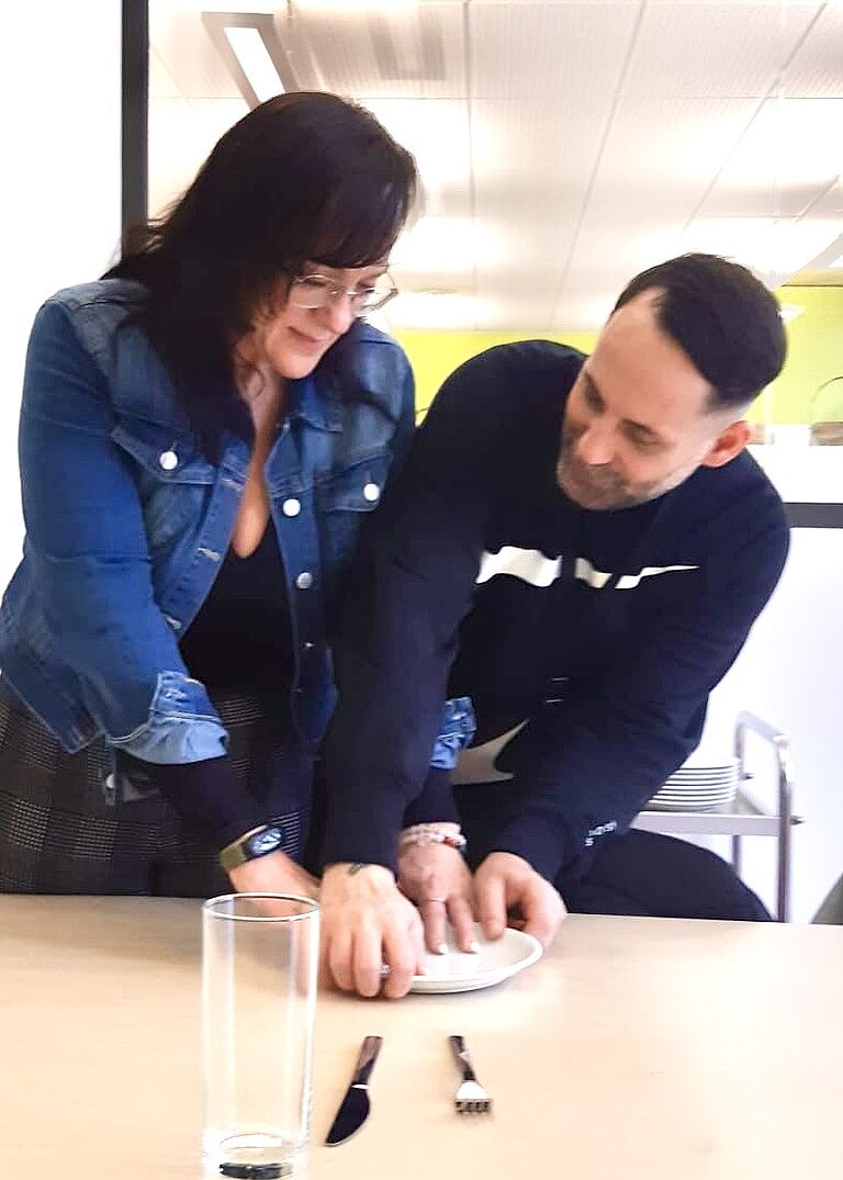 Zwei Schüler decken den Tisch 